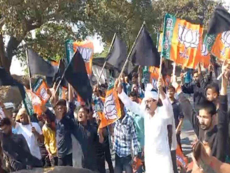 बेगूसराय सांसद और केंद्रीय मंत्री गिरिराज सिंह को बीजेपी कार्यकर्ताओं ने काला झंडा दिखाया, मुर्दाबाद और वापस जाओ के लगे नारे।