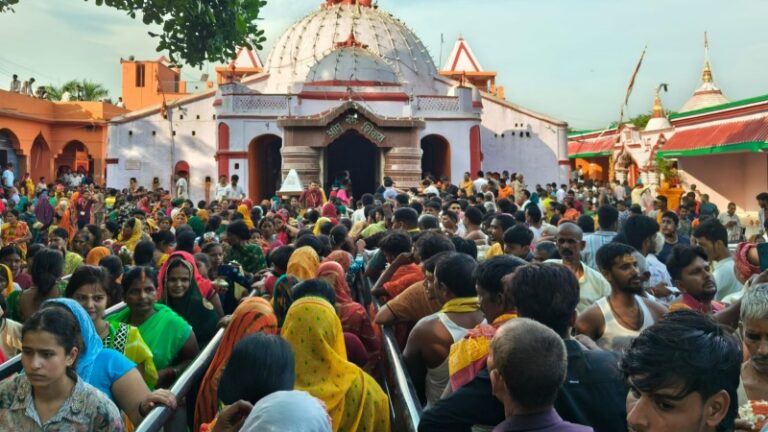 सावन की पहली सोमवारी पर बैकुंठधाम शिवमय: श्रद्धालुओं का जनसैलाब, ‘हर तरफ “हर हर महादेव” की गूंज