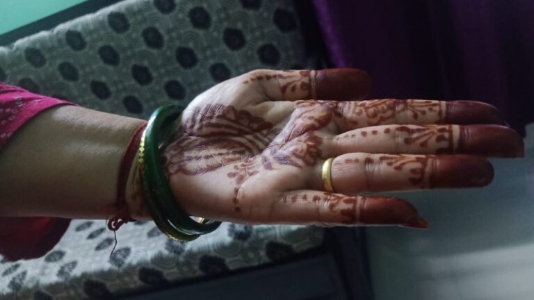 श्रावण में मेहंदी लगाने की परंपरा: सौंदर्य नहीं, विज्ञान भी है कारण