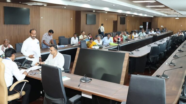 पटना समाहरणालय में आयोजित ‘जिला जनता दरबार’ में 62 फरियादियों की समस्याएं सुनी गईं, डीएम ने त्वरित समाधान के दिए निर्देश