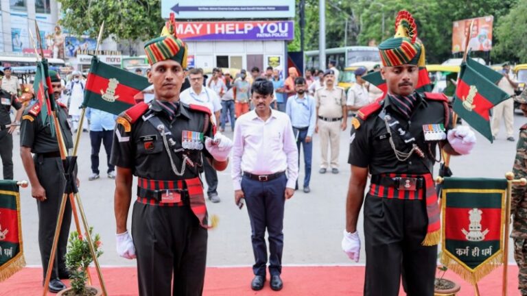 कारगिल विजय दिवस पर पटना के गांधी मैदान स्थित शहीद-ए-कारगिल स्मृति स्थल पर जिलाधिकारी ने दी श्रद्धांजलि