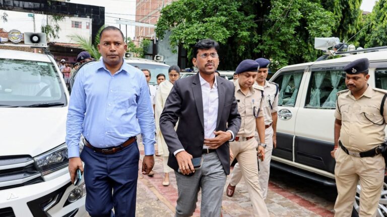 मसौढ़ी में “डॉग बाबू” के नाम से बना फर्जी निवास प्रमाण-पत्र पर जिलाधिकारी का कडा रुख, दोषियों पर कड़ी कार्रवाई