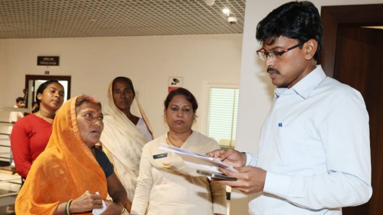 जिलाधिकारी पटना ने की जनसुनवाई, महिलाओं की समस्याओं का मौके पर किया समाधान