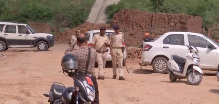 गोपाल खेमका हत्याकांड: एनकाउंटर में मारे गए राजा की मां ने उठाए सवाल, पुलिस पर फर्जी मुठभेड़ का आरोप