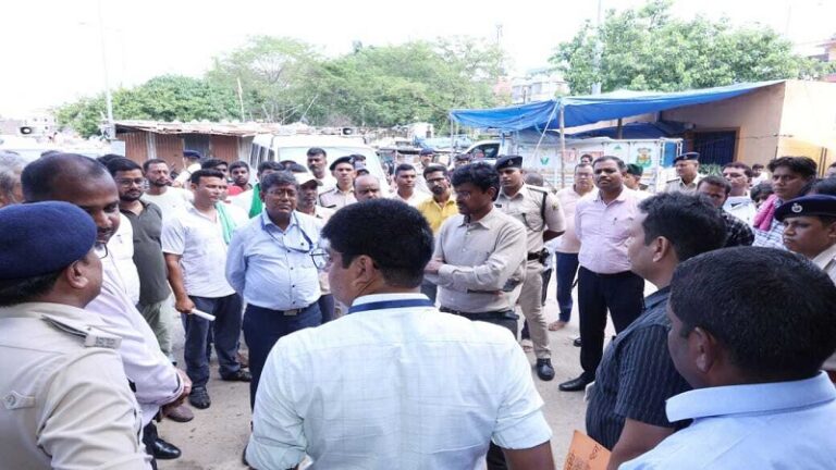 जिलाधिकारी ने बहादुरपुर, मुसल्लहपुर हाट का किया निरीक्षण, साफ-सफाई और पारदर्शिता पर दिए सख्त निर्देश