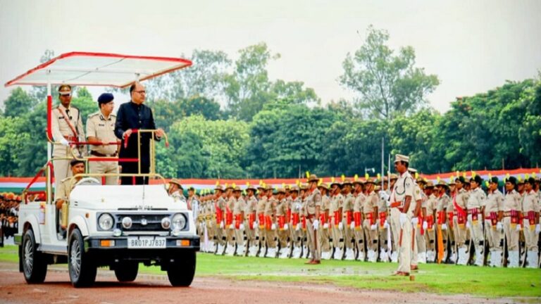 गांधी मैदान में स्वतंत्रता दिवस परेड का अंतिम पूर्वाभ्यास, प्रमंडल आयुक्त डॉ चंद्रशेखर सिंह ने दिए त्रुटिरहित व्यवस्था के निर्देश