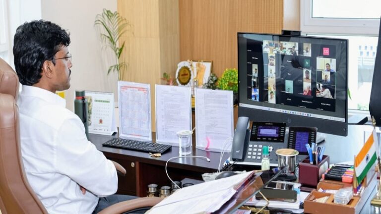 पटना जिला प्रशासन बाढ़ राहत कार्यों में पूरी तरह मुस्तैद, जिलाधिकारी ने किया समीक्षा