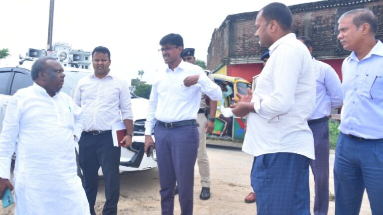 जिलाधिकारी पटना डॉ. त्यागराजन एस.एम ने पुनपुन में विद्यालय, सड़क निर्माण और जनसुनवाई का किया निरीक्षण