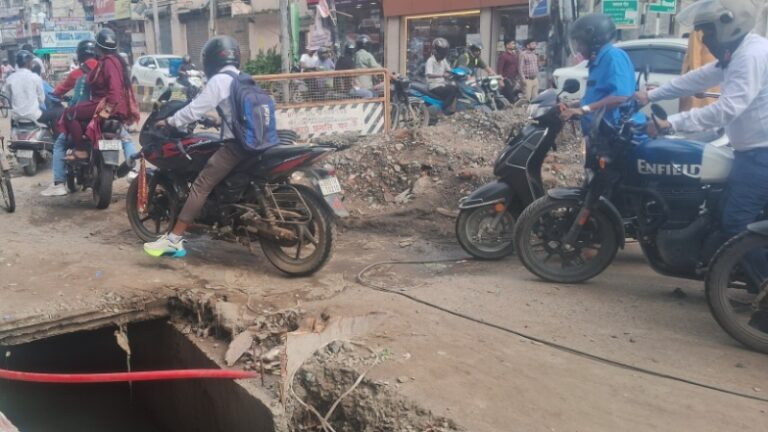 न्यू डाकबंगला रोड पर मौत से जूझते वाहन चालक, नाले की खुदाई के बीच बिना सुरक्षा चल रहा ट्रैफिक