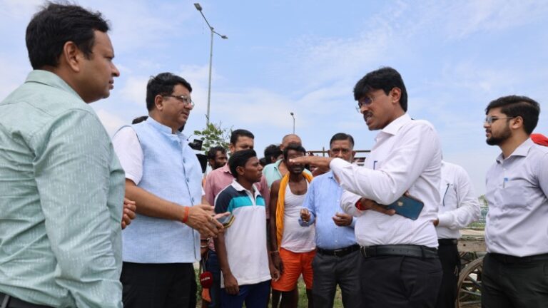पटना डीएम त्यागराजन एम एस का बाढ़ प्रभावित क्षेत्रों का निरीक्षण: प्रशासन सतर्क, राहत कार्य तेज