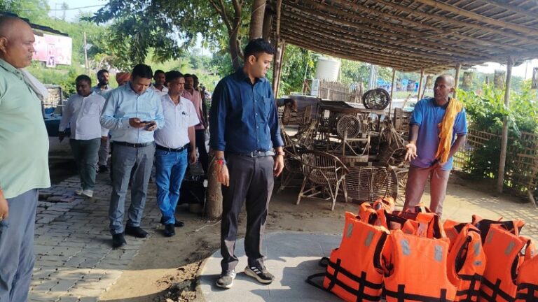 पटना में बाढ़ राहत कार्य तेज, 98 नावों से हो रहा आवागमन; सुरक्षा मानकों का सख्ती से पालन