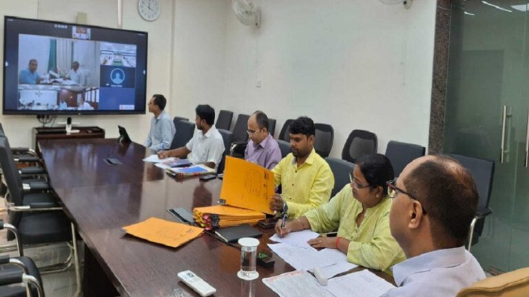 आयुक्त ने लोक शिकायतों की सुनवाई की, लापरवाह अधिकारियों पर कार्रवाई