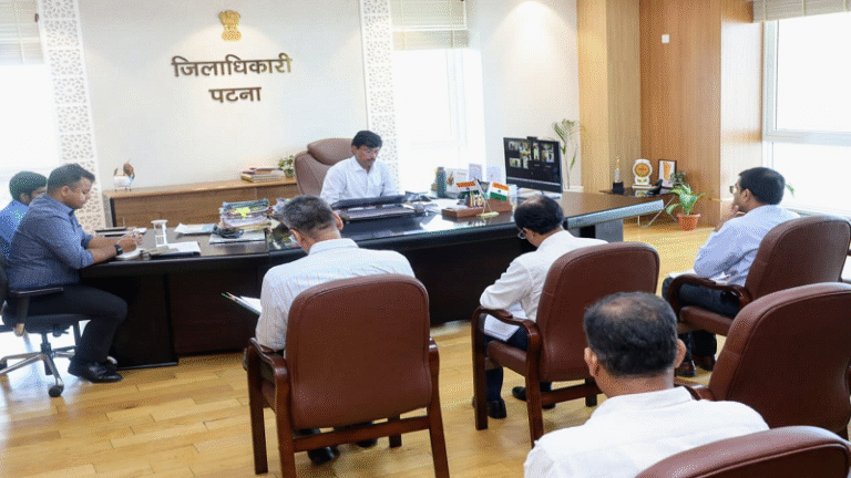 बिहार विधानसभा चुनाव 2025: पटना डीएम ने दी सख्त हिदायत, कहा – “जागरूक मतदाता ही मजबूत लोकतंत्र की नींव”