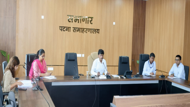 दुर्गा पूजा से पहले पटना की सड़कों पर प्रशासन का सख्त रुख