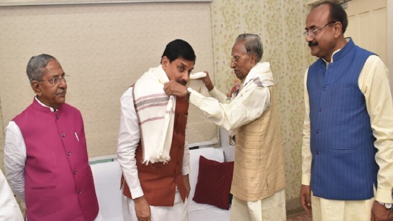 आर्य भवन पहुंचे मध्यप्रदेश के मुख्यमंत्री मोहन यादव, पूर्व राज्यपाल गंगा प्रसाद से मुलाकात