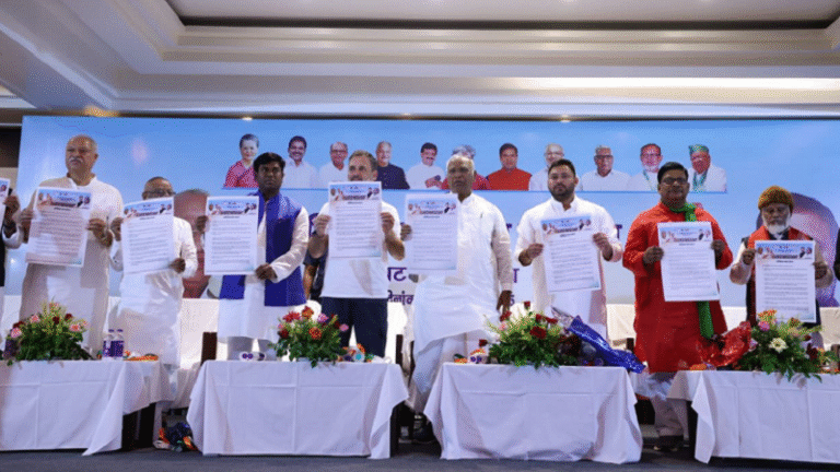 पटना में कांग्रेस की अहम बैठक, राहुल गांधी, खड़गे और तेजस्वी यादव रहे मौजूद, पत्रकार परिषद में साझा की गई रणनीति