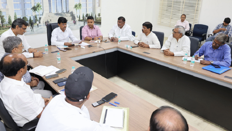 जिलाधिकारी पटना डॉ. त्यागराजन एस.एम. के नेतृत्व में मतदाता पुन:निरीक्षण अभियान की समीक्षा बैठक, सभी राजनीतिक दलों के नेताओं ने की भागीदारी