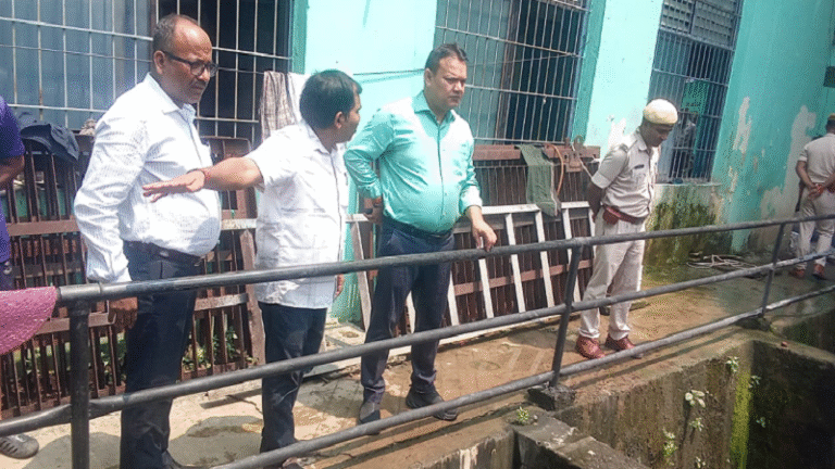 नगर आयुक्त ने किया डीपीएस का औचक निरीक्षण, अधिकारियों को सतर्क रहने का निर्देश