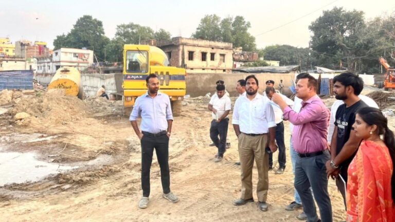 प्रमंडलीय आयुक्त ने किया मंदिरी नाला और बांसघाट शवदाह गृह निर्माण कार्य का निरीक्षण