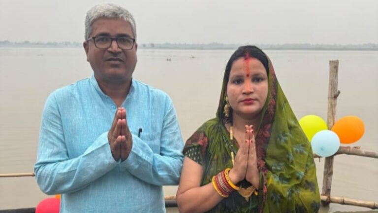 आरएसएस नेता अजय यादव एवं उनकी पत्नी ने सोनपुर में सूर्यदेव को अर्घ्य अर्पित कर किया नमन