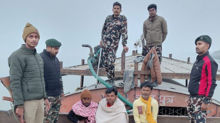 पटना में अवैध बालू खनन के विरुद्ध बड़ी कार्रवाई: मनेर में 3 नाव जब्त, 7 गिरफ्तार; ₹34 लाख का जुर्माना