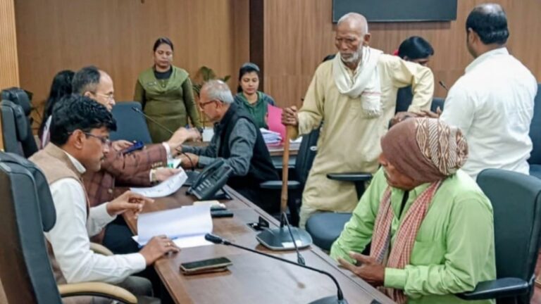 पटना जिलाधिकारी ने सुनीं 66 फरियादियों की समस्याएं, ‘सबका सम्मान-जीवन आसान’ के तहत त्वरित निष्पादन का निर्देश