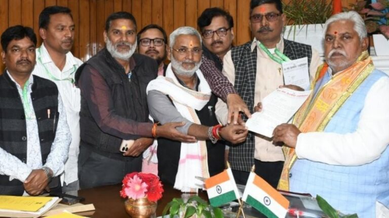 पत्रकारों के रेल किराये में कटौती बहाल करने की मांग: PMWA ने विधानसभा अध्यक्ष और सभापति को सौंपा ज्ञापन