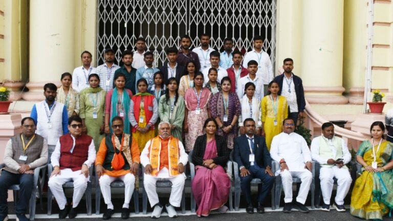 संसदीय परंपराओं को जानने विधानसभा पहुंचे जहानाबाद के छात्र, अध्यक्ष डॉ. प्रेम कुमार ने बढ़ाया उत्साह