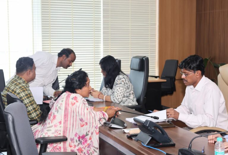 जन-समस्याओं के समाधान हेतु सजग पटना जिला प्रशासन: जिलाधिकारी डॉ. त्यागराजन एस.एम. ने 47 फरियादियों की शिकायतों का किया ‘ऑन-स्पॉट’ निपटारा