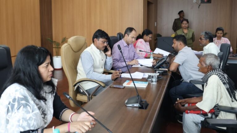 पटना: ‘सबका सम्मान-जीवन आसान’ अभियान के तहत डीएम त्यागराजन एस एम ने सुनीं जन-शिकायतें, मौके पर किया समाधान