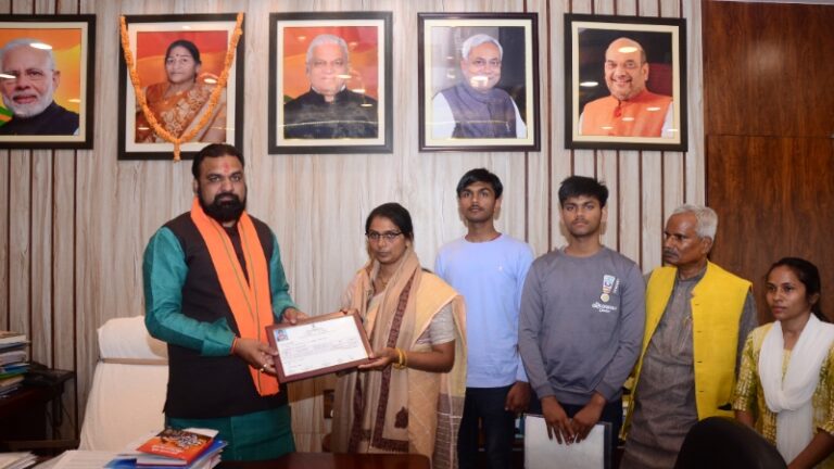 वादा निभाया: शहीद सूबेदार संतोष कुमार की पत्नी को डिप्टी सीएम सम्राट चौधरी ने सौंपी 1 एकड़ जमीन