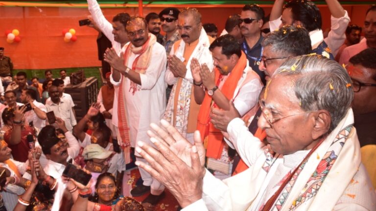 पटना में नितिन नवीन का अनोखा अंदाज़: होली के गानों पर जमकर झूमे, महिलाओं के लिए बने ‘सेल्फी’ फोटोग्राफर