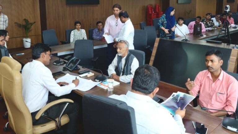 प्रशासनिक सक्रियता: जिलाधिकारी डॉ. त्यागराजन एस.एम. ने सुनीं जनता की फरियाद, ‘ऑन-स्पॉट’ निपटाईं शिकायतें