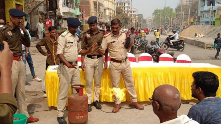 पटना में ‘अग्नि प्रवण काल’ को लेकर महाअभियान: नुक्कड़ नाटक और रोड शो से दी जा रही आग से बचाव की ट्रेनिंग