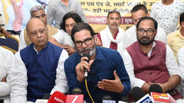 प्रशांत किशोर का नीतीश कुमार पर बड़ा हमला: “नेताओं ने अपने बच्चों के लिए सिंहासन और जनता के बच्चों के लिए पलायन चुना”