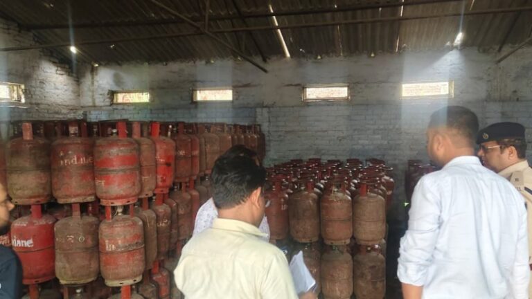 पटना में एलपीजी की कोई किल्लत नहीं, पैनिक बुकिंग न करें लोग: जिलाधिकारी त्यागराजन एसएम