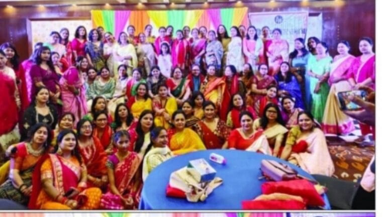 वाराणसी: महिला भूमिहार समाज (MBS) ने ‘फाग महोत्सव’ में बिखेरे लोक संस्कृति के रंग