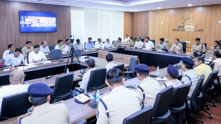 पटना में आगामी त्योहारों को लेकर प्रशासन अलर्ट: चप्पे-चप्पे पर रहेगी पैनी नजर, अफवाह फैलाने वालों की खैर नहीं