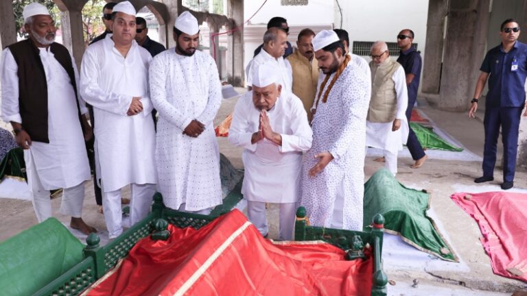 ईद के अवसर पर मुख्यमंत्री नीतीश कुमार ने खानकाहों में टेका मत्था, राज्य की सुख-शांति और समृद्धि की मांगी दुआ