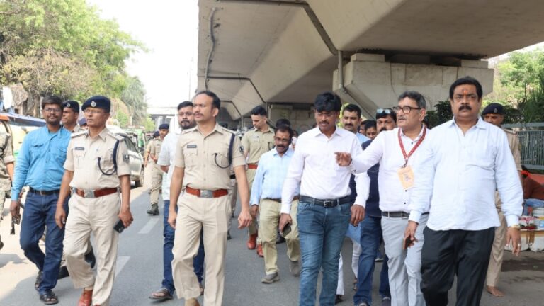 पटना: रामनवमी पर सुरक्षा के कड़े इंतजाम, जिलाधिकारी और SSP ने किया जंक्शन और महावीर मंदिर का निरीक्षण