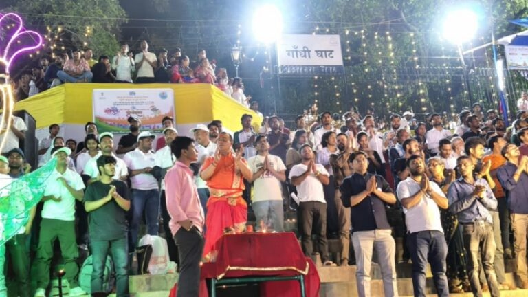 दीपों की लौ से जगमगाया पटना का गंगा तट: बिहार दिवस और विश्व जल दिवस पर महाआरती के साथ ‘जल महोत्सव’ का भव्य समापन