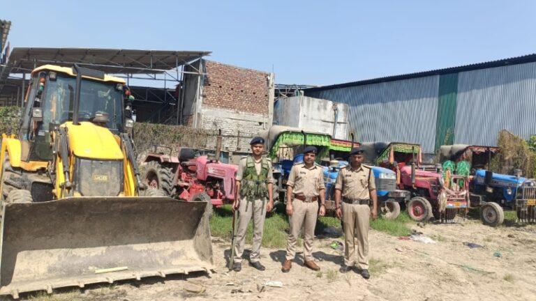 खुसरूपुर में खनन माफियाओं पर बड़ी स्ट्राइक: गंगा किनारे अवैध खनन करते JCB और 5 ट्रैक्टर जब्त, ₹35 लाख का जुर्माना