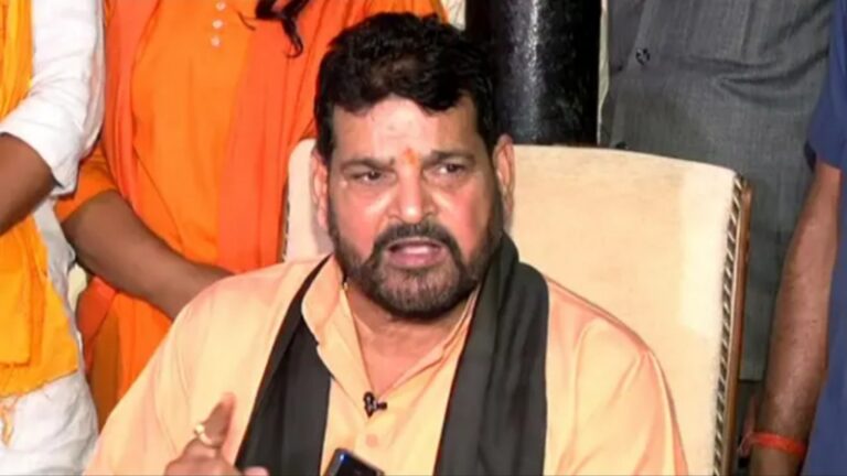 सवर्णों के साथ कौन खड़ा है?” बृजभूषण शरण सिंह ने सवर्णों को बताया ‘बेचारा’ और ‘खलनायक’