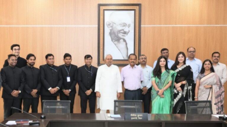 मुख्यमंत्री नीतीश कुमार से मिले 2024 बैच के 12 प्रशिक्षु IAS अधिकारी; सेवा और ईमानदारी का दिया मंत्र