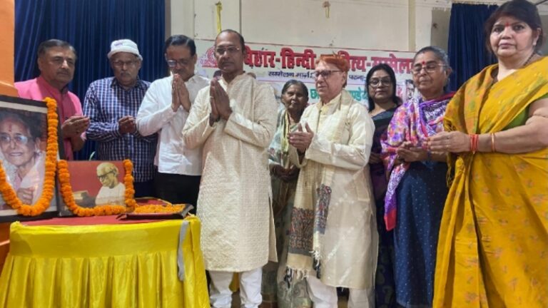 साहित्य सम्मेलन में युगांतर लेकर आए पं. छविनाथ पांडेय, स्त्री-मन की संवेदनाओं से गुंजायम रहा कवयित्री सम्मेलन