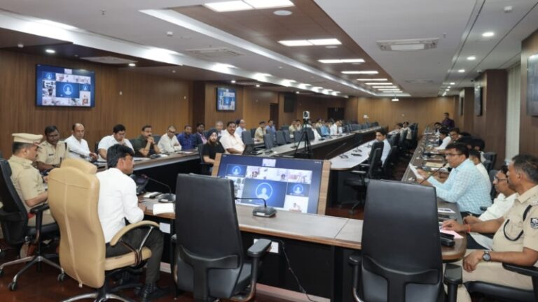 डीएम डॉ. त्यागराजन का सख्त निर्देश: भू-माफिया और अवैध धंधेबाजों पर कसें नकेल, थानों में शनिवार की बैठक अनिवार्य