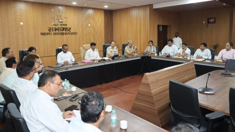 गंगा किनारे अतिक्रमण पर प्रशासन का ‘बुलडोजर’ प्रहार: पटना में लगातार दूसरे दिन हटाए गए अवैध निर्माण