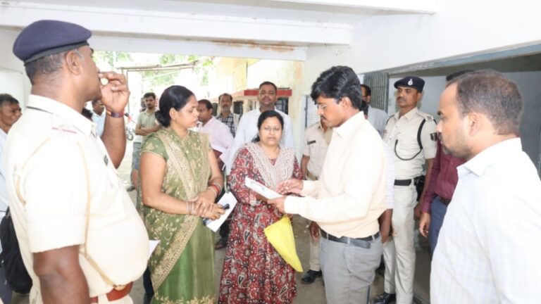 डीएम त्यागराजन एस एम  ने बिहटा अंचल कार्यालय का किया औचक निरीक्षण; दो कर्मियों का वेतन रोका, एक को कड़ी चेतावनी
