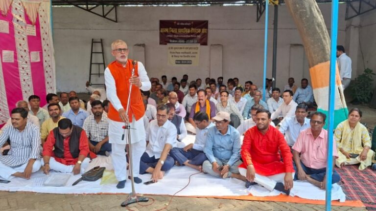 सारण: भ्रष्टाचार और लंबित मांगों के खिलाफ प्राथमिक शिक्षक संघ का हल्ला बोल, DEO कार्यालय पर जोरदार धरना