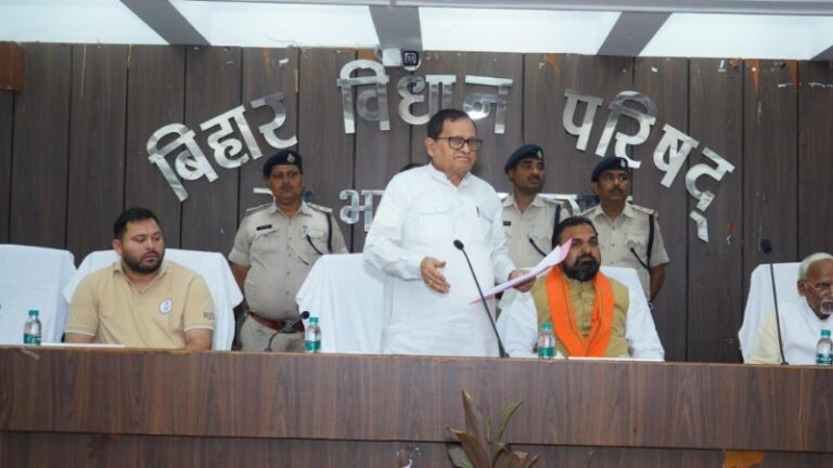मुख्यमंत्री और नेता प्रतिपक्षकी मौजूदगी में नवनिर्वाचित सदस्य सोनू कुमार राय ने ली शपथ